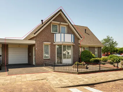 Tussenwoning te koop: Burg Moorsstraat 1, Hoogerheide Hoogerheide