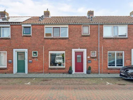Tussenwoning te koop: Burg. Langebeekestraat 24, Dorp Arnemuiden