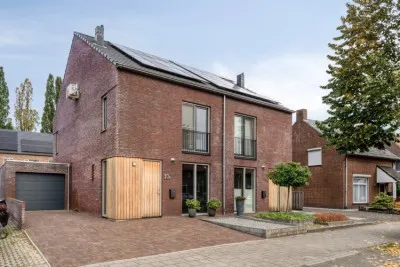 Twee-onder-één-kap te koop: Burg. Nieuwenhuijzenstraat 10A, Rosmalen centrum Rosmalen