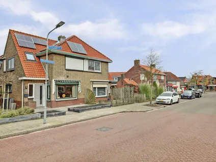 Twee-onder-één-kap te koop: Burg Elenbaasstraat 12, Kruiningen