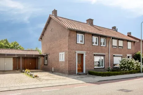 Tussenwoning te koop: Burgemeester Aquariusstraat 34, Kern Haelen Haelen