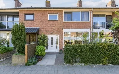 Tussenwoning te koop: Burgemeester Breebaartlaan 6, Beatrixstraat Poortugaal