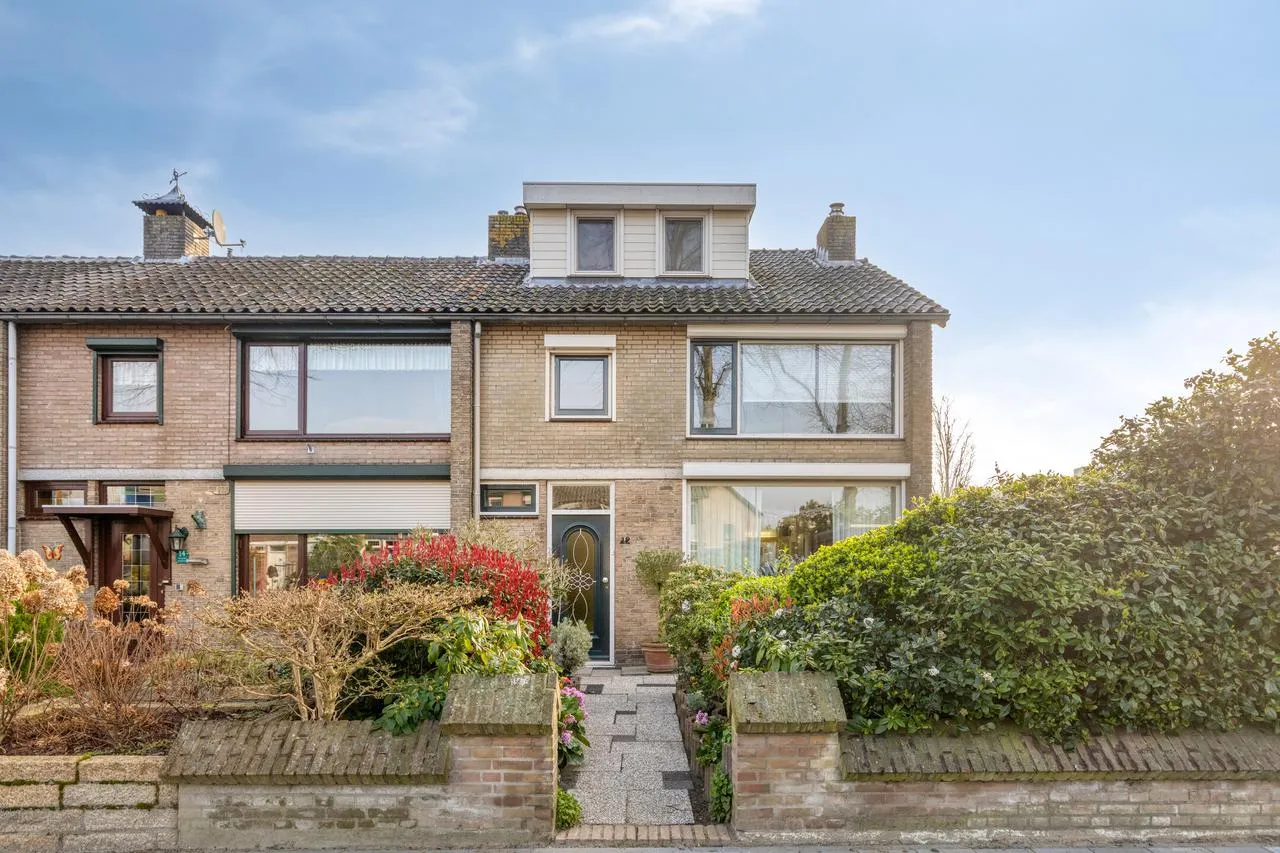 Hoekwoning te koop: Burgemeester Elkhuizenlaan 12, Halsteren
