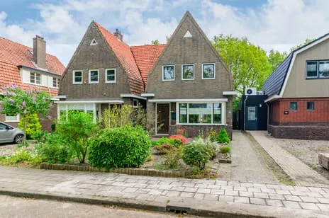 Twee-onder-één-kap te koop: Burgemeester Falkenaweg 193, De Akkers Heerenveen