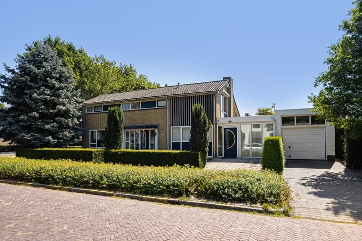 Vrijstaande woning te koop: Burgemeester Falkenaweg 76, Heerenveen