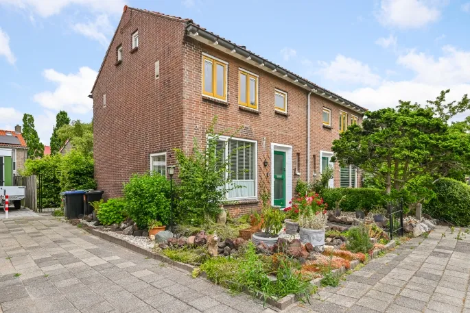 Twee-onder-één-kap te koop: Burgemeester Ferfstraat 3, Westzaan Noord Westzaan