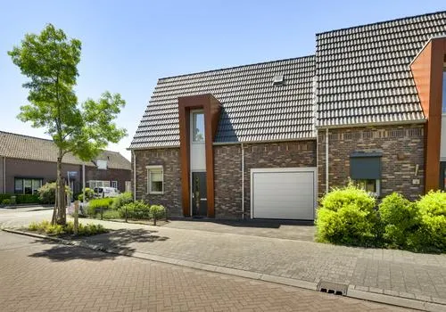 Hoekwoning te koop: Burgemeester Hoeijmakersstraat 1, Stramproy Stramproy