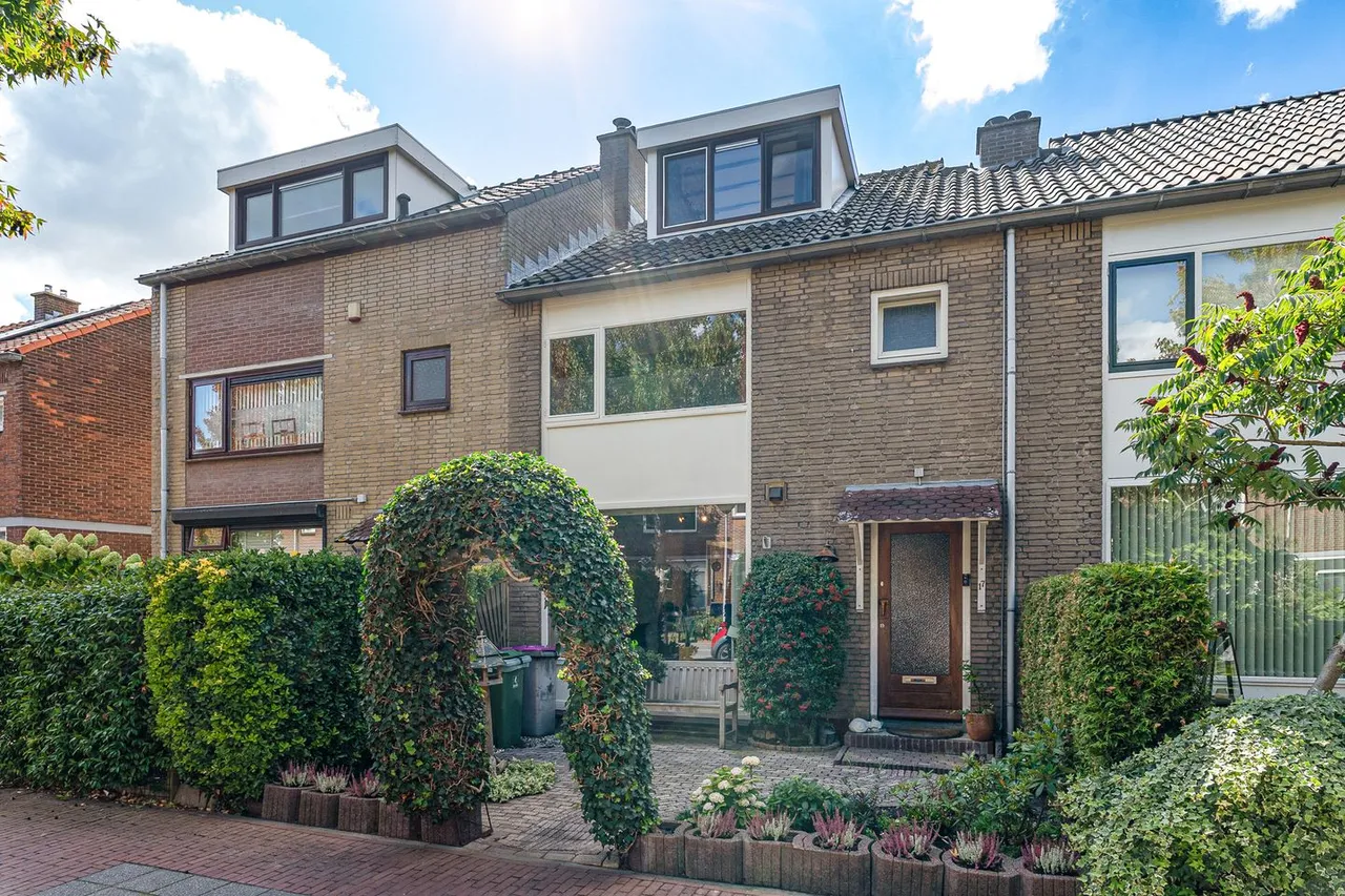 Tussenwoning te koop: Burgemeester Jhr. H. van Dinterstraat 17, Nootdorp