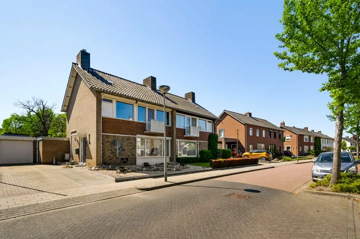 Twee-onder-één-kap te koop: Burgemeester Joostenlaan 11, Kern Maasniel Roermond