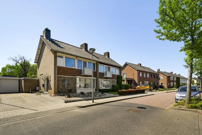 Twee-onder-één-kap te koop: Burgemeester joostenlaan 11, Roermond
