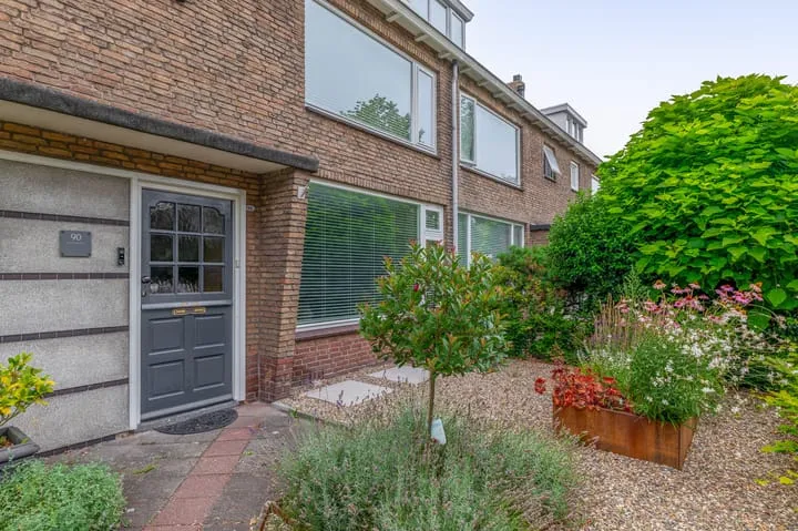 Tussenwoning te koop: Burgemeester Smeelelaan 90, Antoniusparochie Waalwijk