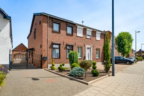 Tussenwoning te koop: Burgemeester Thomas Wackersstraat 23, Leeuwen Roermond