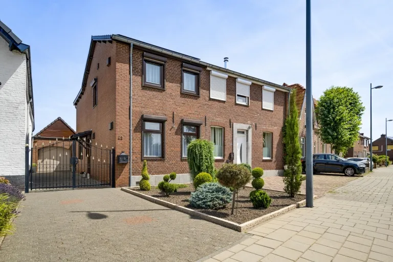 Tussenwoning te koop: Burgemeester thomas wackersstraat 23, Roermond
