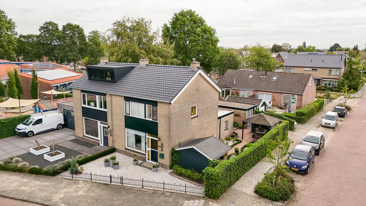 Twee-onder-één-kap te koop: Burgemeester van Elkstraat 20, Horssen
