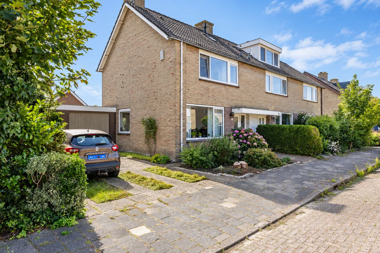 Tussenwoning te koop: Burgemeester van Trichtlaan 61, Wilnis