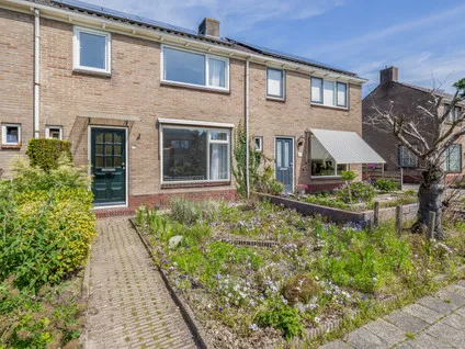 Tussenwoning te koop: Burgemeester Van Wageningenlaan 11, Roden Roden