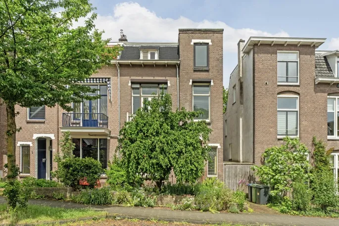 Twee-onder-één-kap te koop: Burgemeester Weertsstraat 38, Burgemeesterswijk Arnhem