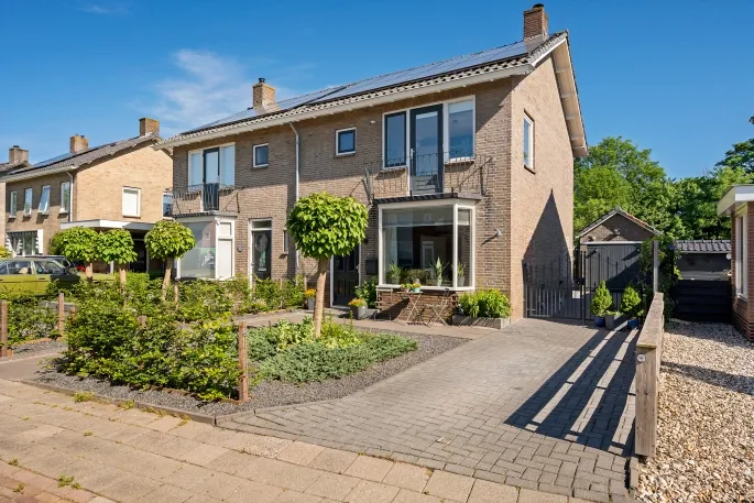 Twee-onder-één-kap te koop: Burgemeester Westerhuisstraat 4, Franeker It Stiselplak Franeker