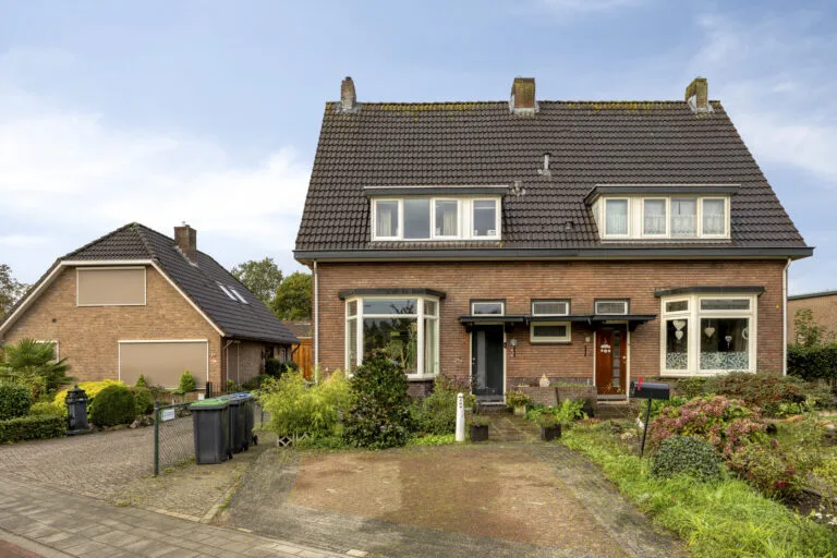 Twee-onder-één-kap te koop: Burgemeester Willemsestraat 23, Dieren