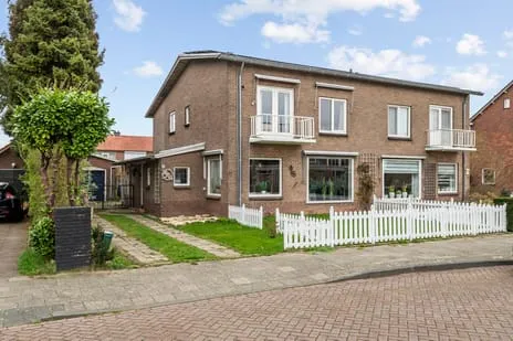 Twee-onder-één-kap te koop: Burgemeester Cambier van Nootenlaan 30, Burgemeesterswijk Tiel
