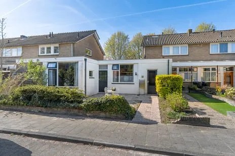 Tussenwoning te koop: Burgemeester Haefkensstraat 39, Oude Dorp Houten