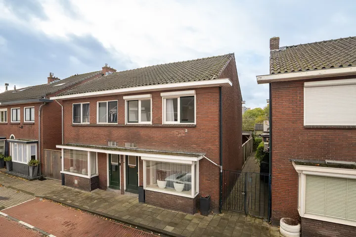 Twee-onder-één-kap te koop: Burgemeester Jacobsstraat 40, Boswinkel-De Braker Enschede