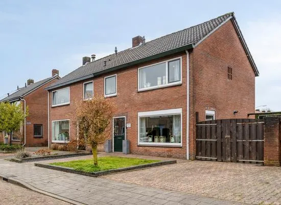 Twee-onder-één-kap te koop: Burgemeester Lewe van Aduardstraat 47, Zetten