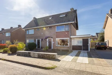 Twee-onder-één-kap te koop: Burgemeester Mensstraat 18, Moeshof eo Neede
