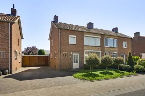 Tussenwoning te koop: Burgemeester Mertensstraat 63, Kern Roggel Roggel