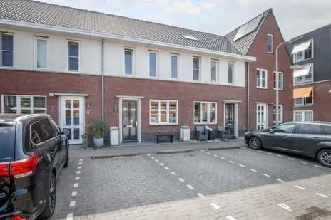Tussenwoning te koop: Burgemeester Snelplein 5, Westeinde Moordrecht