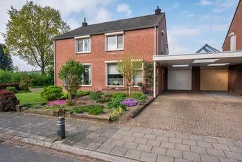 Tussenwoning te koop: Burgemeester van Deelensingel 102, Velden