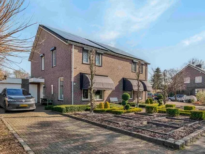 Tussenwoning te koop: Burgemeester van Deelensingel 115, Velden-Oost Velden