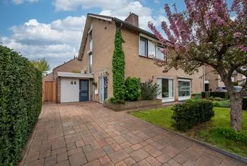 Hoekwoning te koop: Burgemeester van Deelensingel 44, Velden-Oost Velden