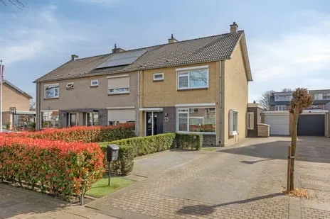 Hoekwoning te koop: Burgemeester van Dorth tot Medlerstraat 23, Centrum Duiven