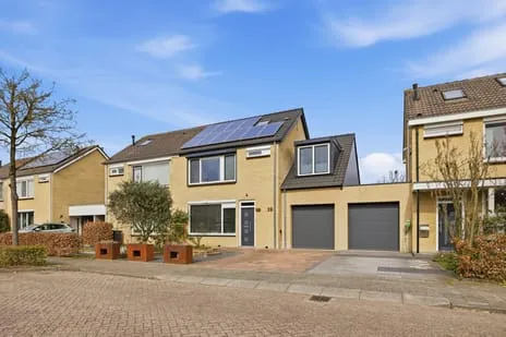 Tussenwoning te koop: Burgemeester van Grotenhuisstraat 39, Componistenbuurt Oosterhout (Nb)