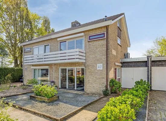 Twee-onder-één-kap te koop: Burgemeester van Lyndenpark 43, Kern Valburg Valburg