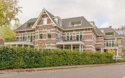 Appartement te koop: Burgemeester van Nispen van Sevenaerstraat 22, Laren-Centrum Laren