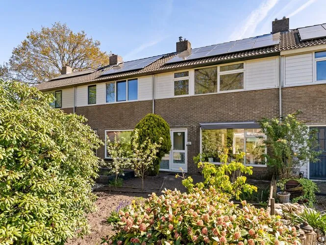 Tussenwoning te koop: Burgemeester van Panhuyslaan 40, Burgum Burgum