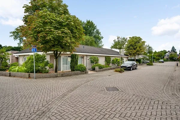 Twee-onder-één-kap te koop: Burgemeester Wittestraat 10, Engelsbergen Eindhoven