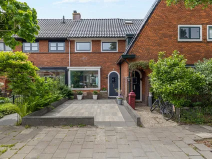 Tussenwoning te koop: Buys Ballotstraat 10, Geleerdenbuurt Den Helder