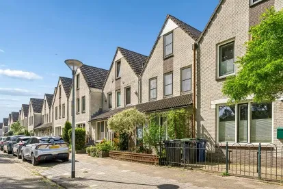 Tussenwoning te koop: C. van Eesterenplein 88, Bouwmeesterbuurt Noord Almere