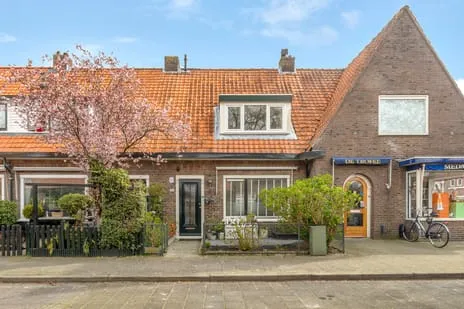 Tussenwoning te koop: Cameliastraat 45, Bloemenkwartier Zuid Hilversum