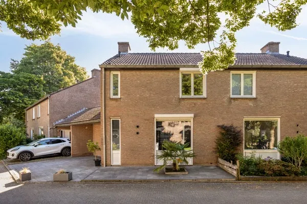 Tussenwoning te koop: Camphaag 25, De Heeg Maastricht