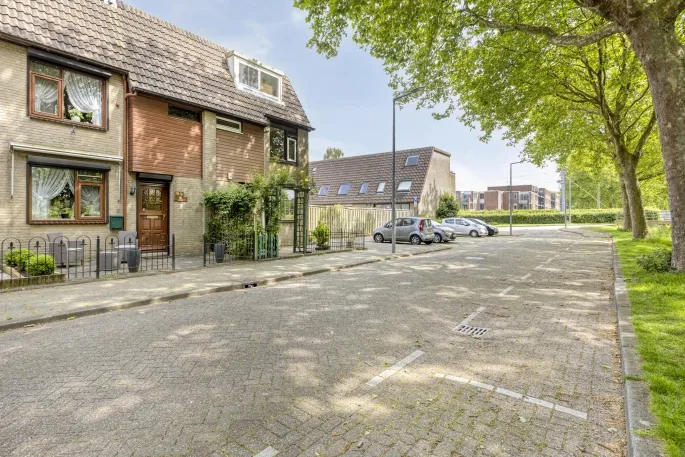 Tussenwoning te koop: Carry van Bruggensingel 80, Zevenkamp Rotterdam