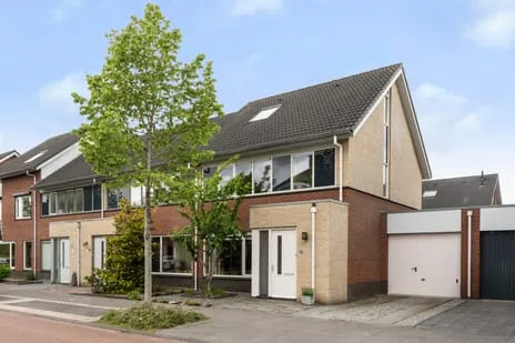 Tussenwoning te koop: Carry van Bruggenweg 19, Kloosterhout Assen