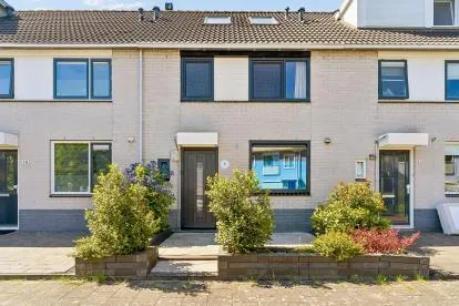 Tussenwoning te koop: Carusostraat 8, Muziekwijk N.-West Almere