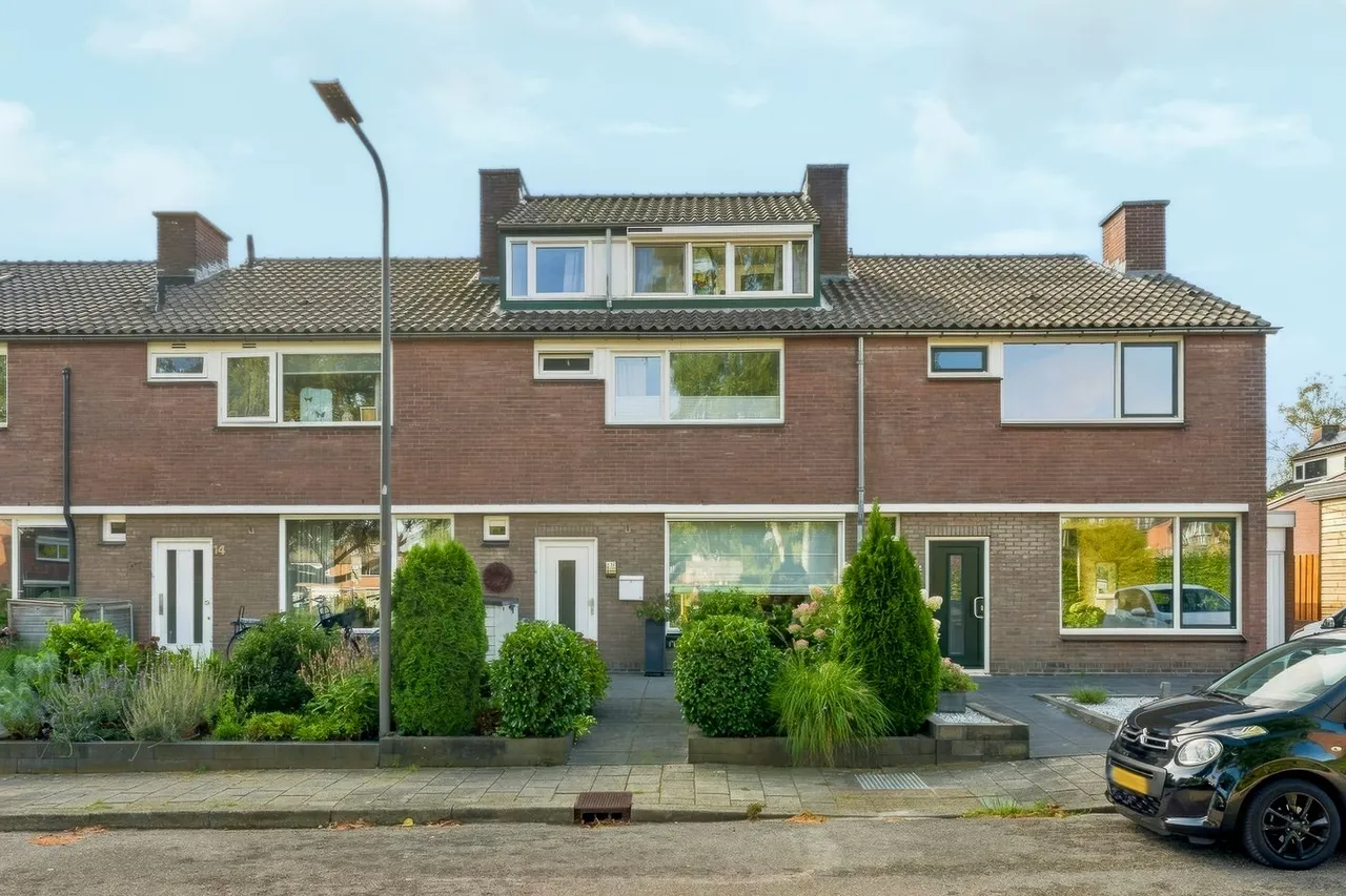 Tussenwoning te koop: Catharina van Rennesplein 12, Dieren