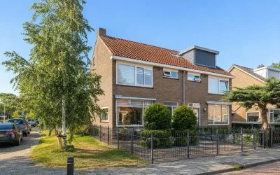 Twee-onder-één-kap te koop: Cederstraat 20, Bomenbuurt Oost Zaandam