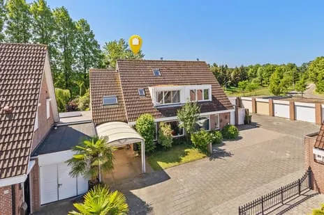 Tussenwoning te koop: Chaletberg 48, De Krogten Roosendaal