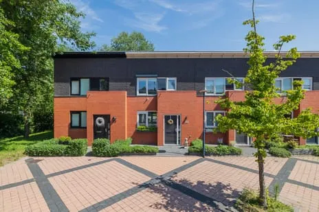 Tussenwoning te koop: Charley Tooroplaan 20, Mennepark Sassenheim